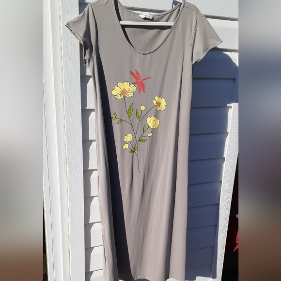 Whimsical Sz M, Dragonfly and Daffodils Taupe short sleeve midi dress - Picture 2 of 8